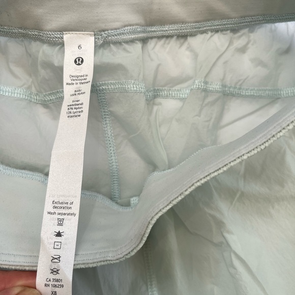 Lululemon shorts size 6 in excellent condition - Picture 3 of 9